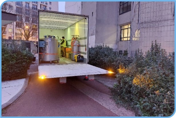Camion transportant des cuves d'échantillons biologiques
