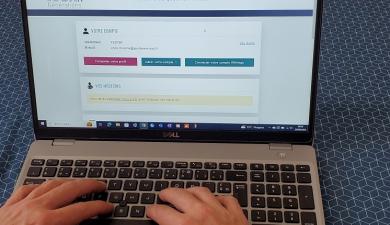 Ordinateur connecté à la plateforme E3N-Générations